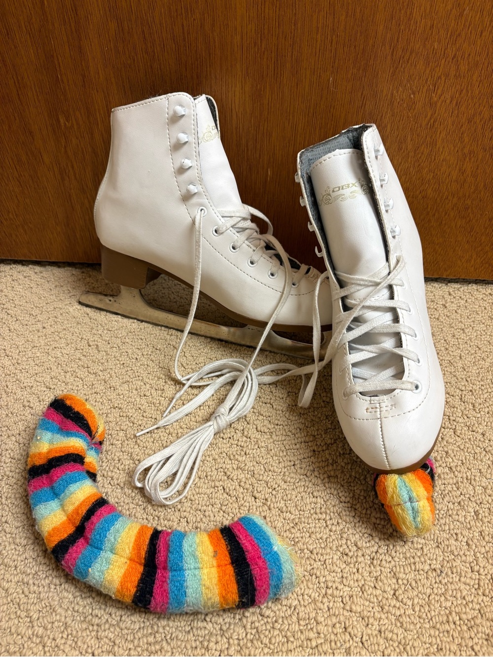 DBX White FigureSkates W/ guards- Size:W7-‼️RUSTED BLADES MAY NEED REPAIR